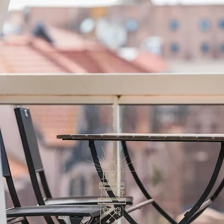 Greenwich Apartment *